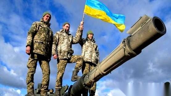 打了快四年，俄罗斯好像终于想明白了。仗，根本不是这么打的。推过去几公里，插个