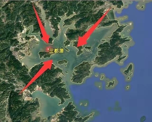 中国发现一个能停靠上百艘航母的深水港，位置太关键了！别光盯着“能停上百艘航母