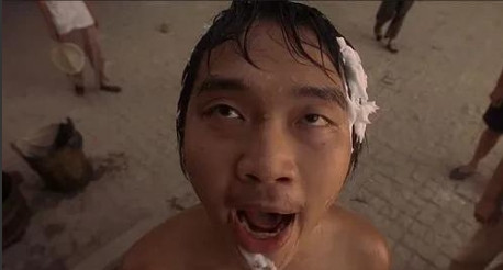 2000年，周星驰的《少林足球》在广州选演员，工厂打工仔“酱爆”何文辉去面试，周