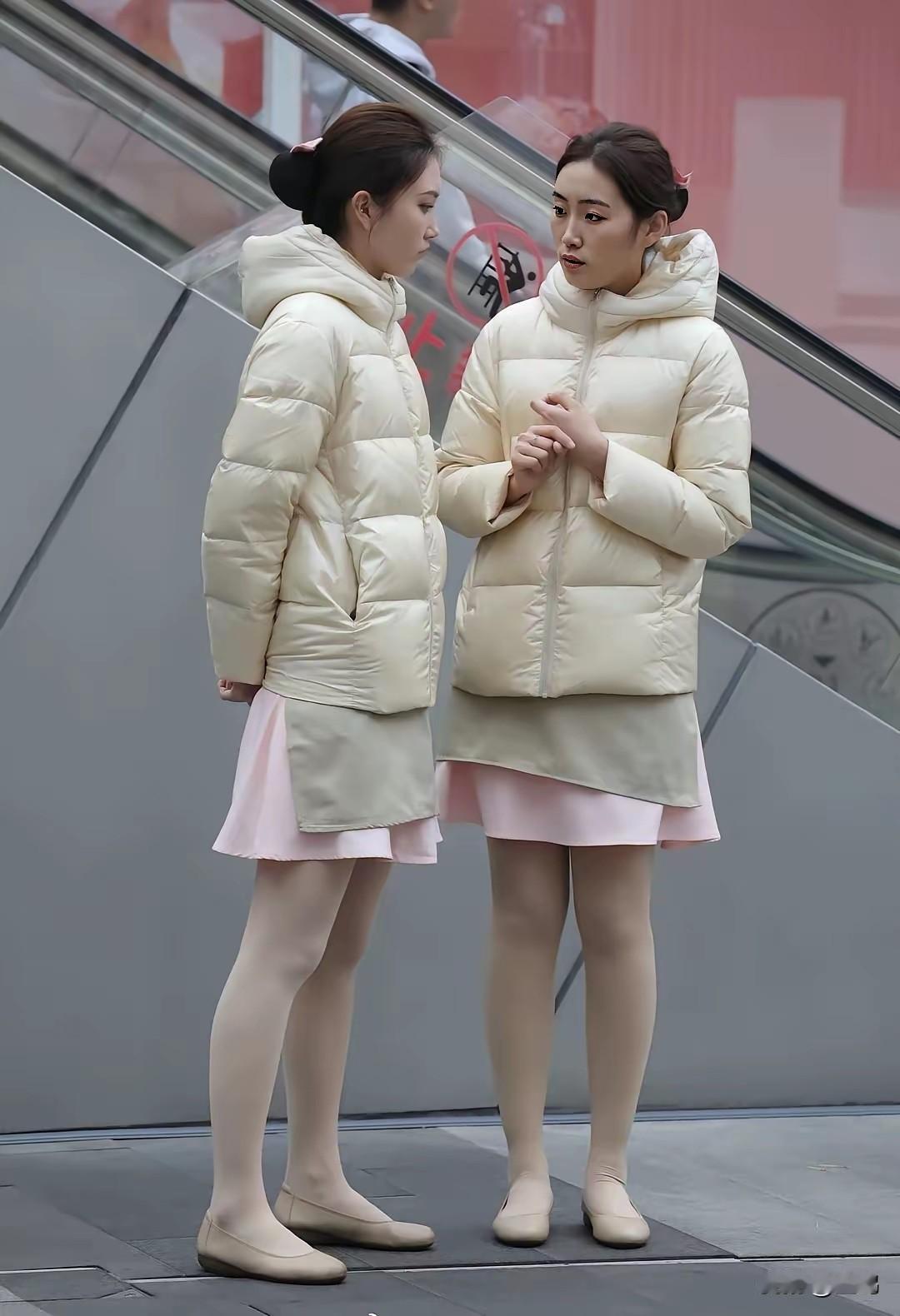 冬天想美美的，羽绒服配甜美裙装就是yyds！很多人怕羽绒服显臃肿，其实只要掌握技