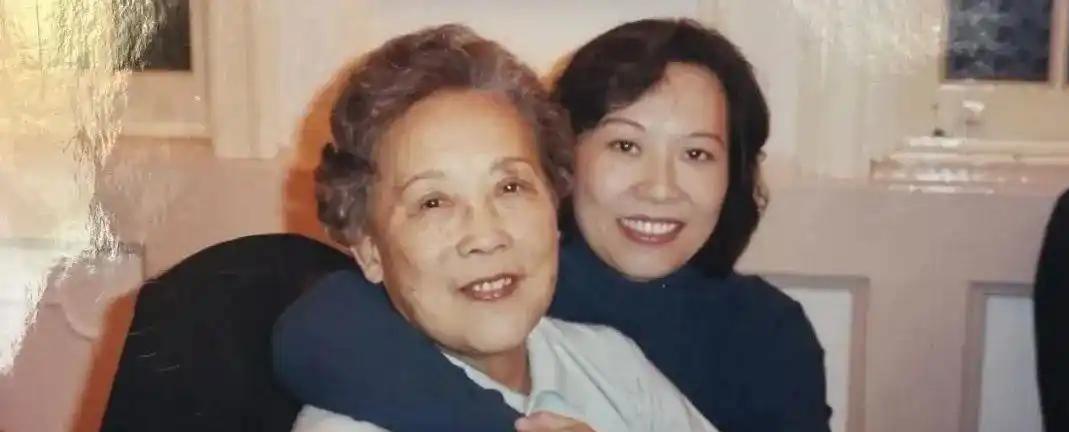 2001年，上海姑娘张玮掏空家底给独居恩师买下一套养老房。谁料20年后恩师离世，
