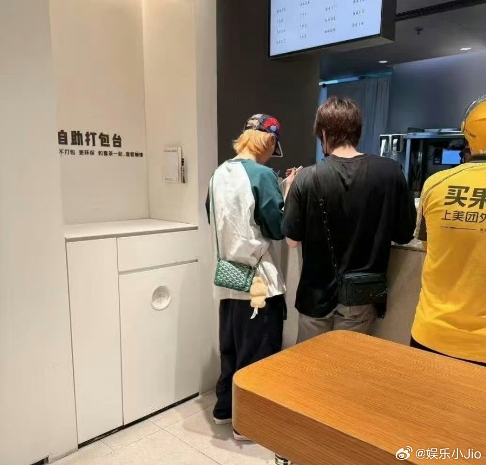 鹿晗去买喜茶被偶遇了，目测包上还挂了一个labubu，也是紧跟时尚潮流了​​​