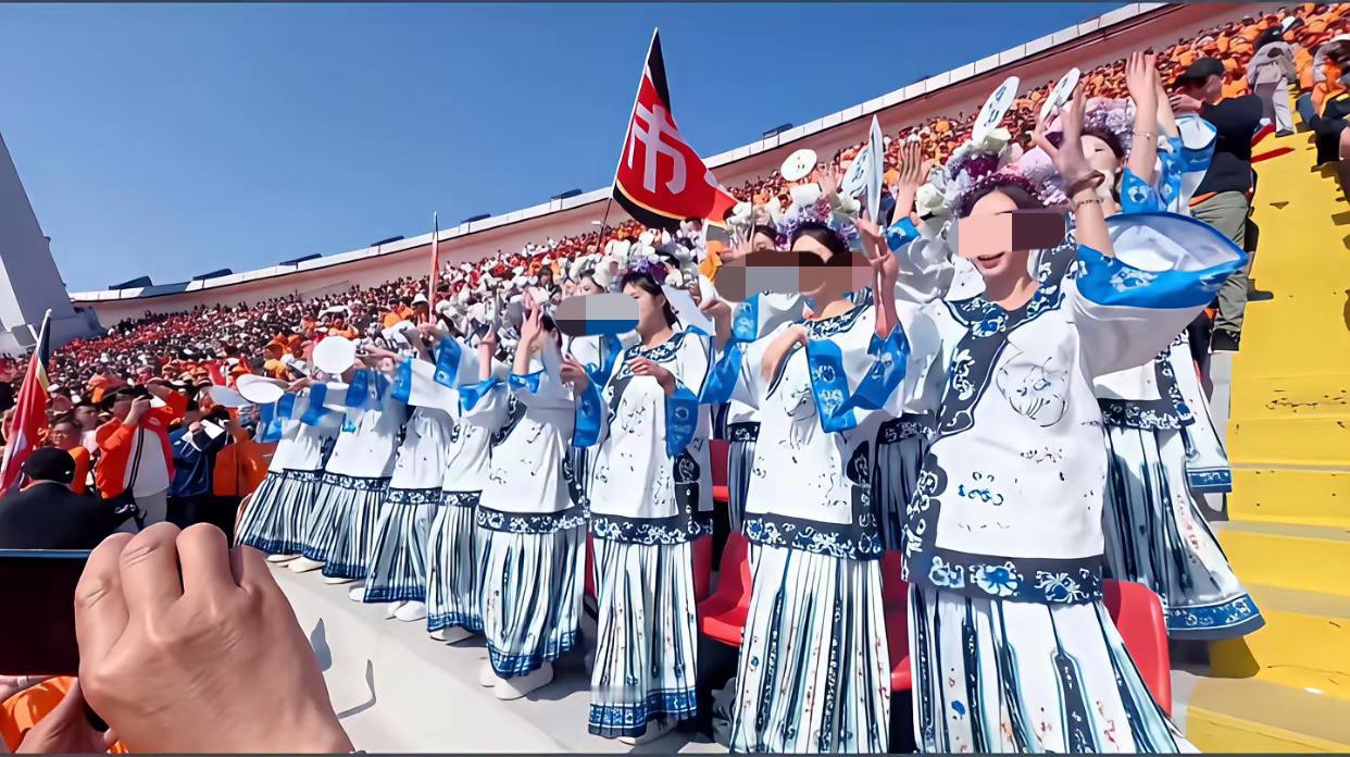 济南是真轴啊！明明知道网友对夏雨荷有争议，还非得在鲁超开幕式上，弄个雨荷方阵跳舞