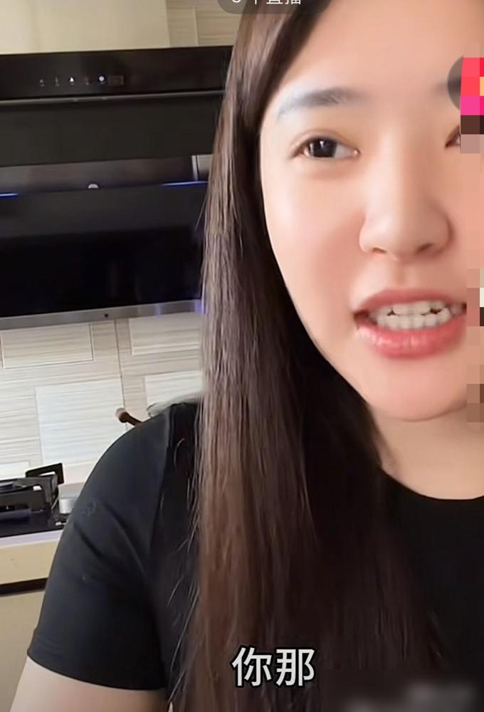 别再同情黄一鸣了，她嘴上哭穷，转手给女儿接广告报价11万，比你一年工资都高。