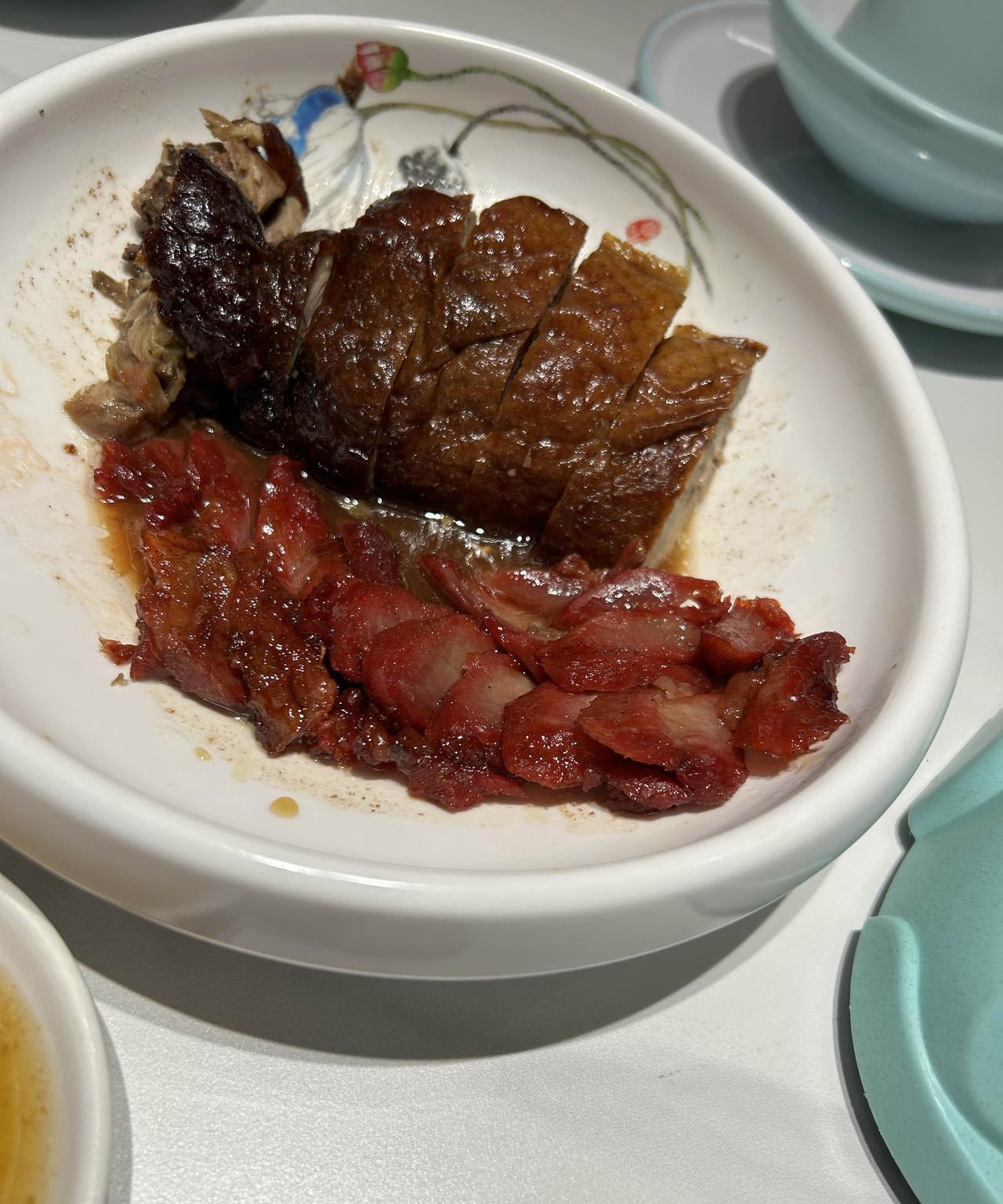 #分享城市新鲜事#今天在万达寻得一家粤菜馆，店内装修偏暖色系，是正宗的港式风味。