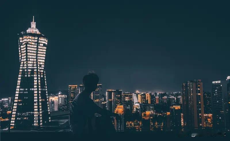 男子住40层因每天等电梯20分钟卖房杭州马先生卖房的理由太真实了——每天等电梯