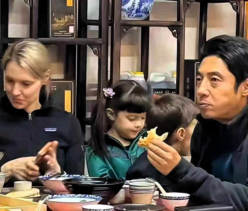 撒贝宁说，我家龙凤胎的长相完全打破了大众对遗传的固有认知。儿子几乎是他的迷