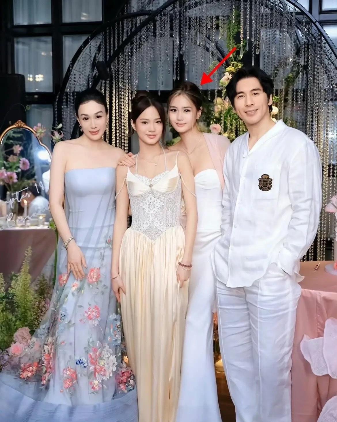 钟丽缇、张伦硕一家人的合影，他们都是高颜值，没有难看的，50多岁的钟丽缇她的状态