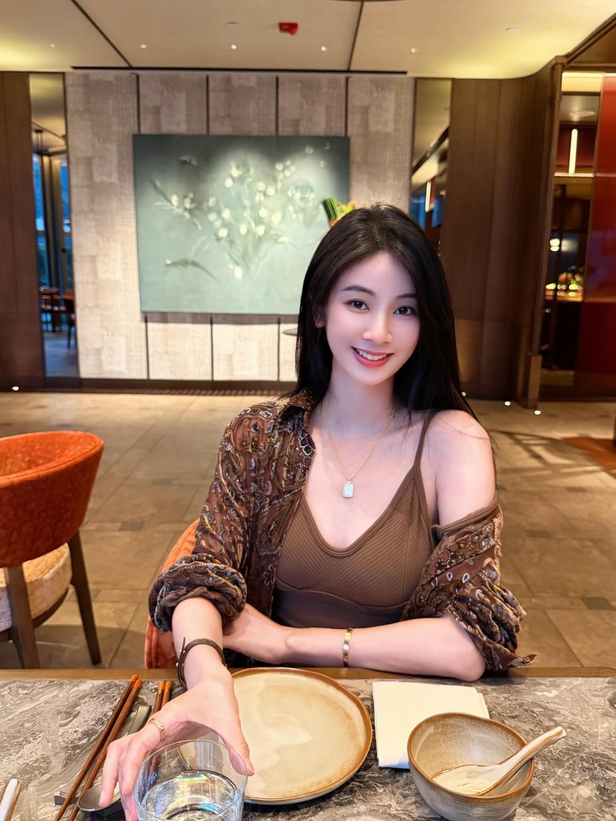 优雅餐厅里的甜美时光，享受美食与美好心情。