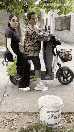 不愧是一家人[赞]智商重量都一样。