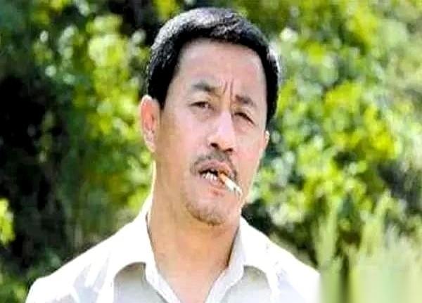 直播间里，有人往屏幕上敲了一行字，直接怼脸王小宝：“拍一集《乡村爱情》到底挣多少