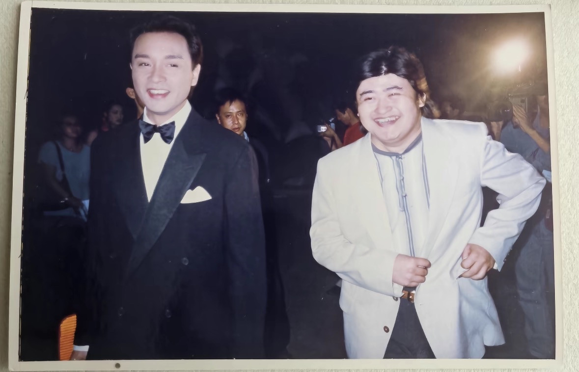 一张1997年的合影：张国荣和刘欢唯一的同框旧照，看着看着就沉默了那年，中国香港回归祖国，张国荣在北