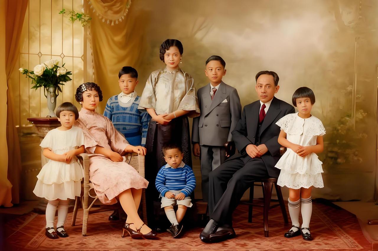 1936年上海，一张全家福定格了一位纱厂老板的“得意人生”，照相馆内布景考究，左