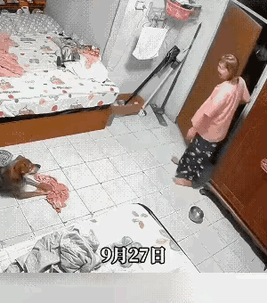 这女子够狠的！女子养了条大狗，怕它伤人，平常就把它关在房间。一天女子进房