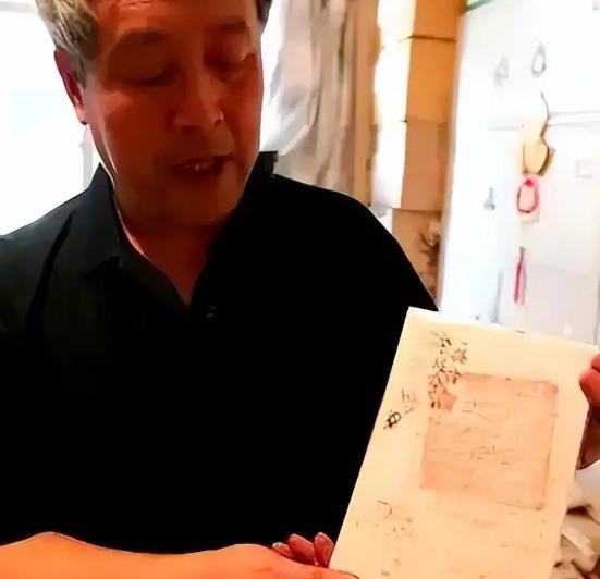 1996年，山西一退伍老兵在逛地摊时，发现84张泛黄纸片，拿起一看瞬间脸色大变。
