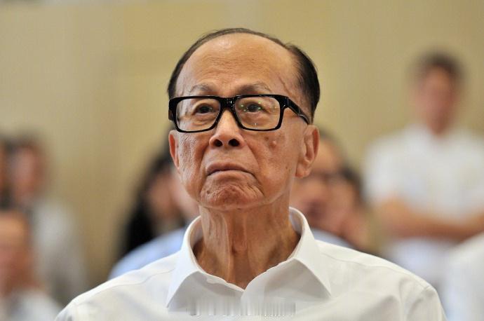 李嘉诚出售英国电网业务套现千亿【李嘉诚又卖了！长和系三家公司发布联合公告，宣布出