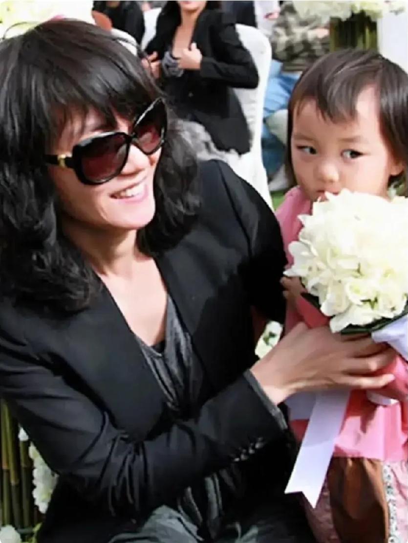 王菲是个好妈妈，小时候的李嫣像个天使宝宝。被妈妈抱在怀里的李嫣好幸福，王菲看女