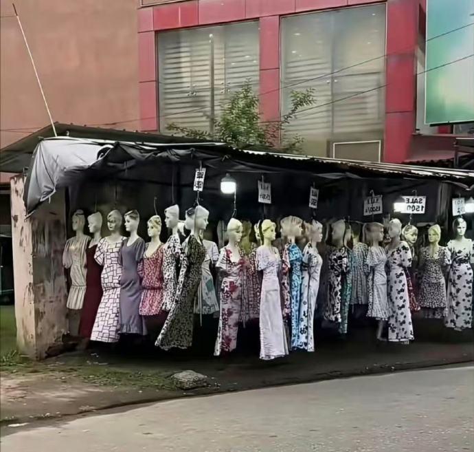 刚下班回家，天色有点暗，走到街角一抬头，好家伙，整个人直接愣在原地三秒钟！[恐惧