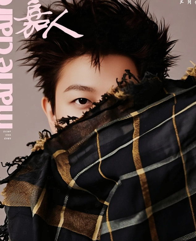 嘉人这次真的是诚意满满[赞]从反手拧拉到杂志封面，莎莎直接给时尚圈上强度——嘉人