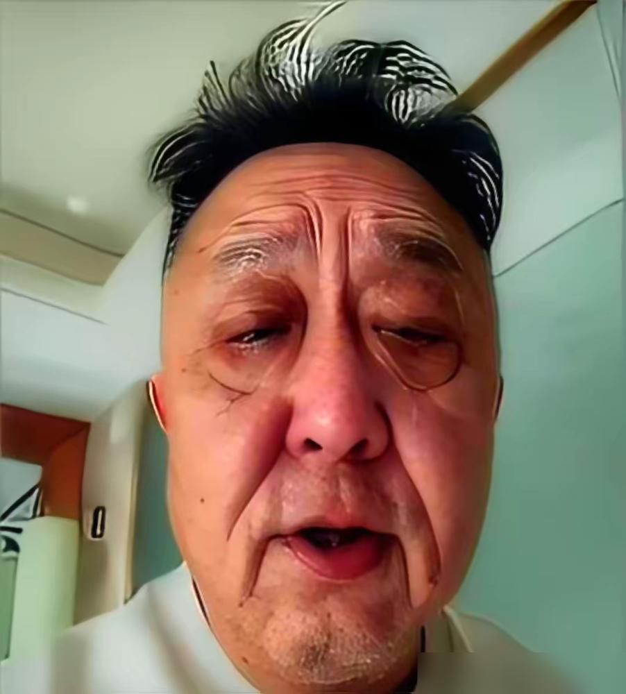 于谦不对劲了。57岁的脸，皱纹深得能夹死蚊子，跟郭德纲同框，活脱脱差了一辈人。