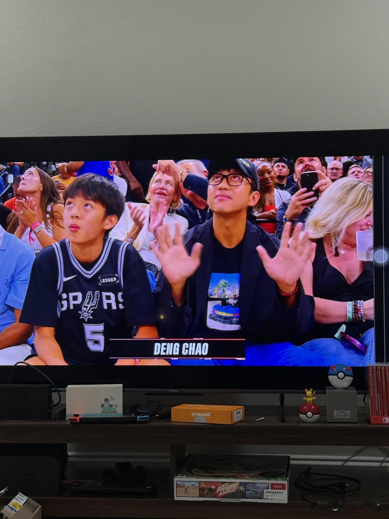 邓超带儿子等等到马刺主场看NBA总决赛被投明星大屏，解说员还特别做了介绍。近1