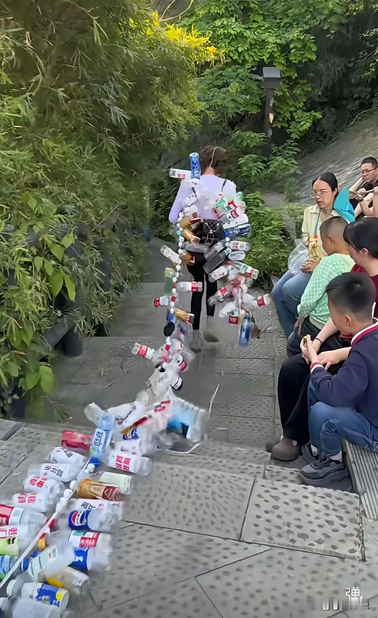 上山捡垃圾下山，宣传环保，别具一格，没工资还倒贴路费，却乐在其中。