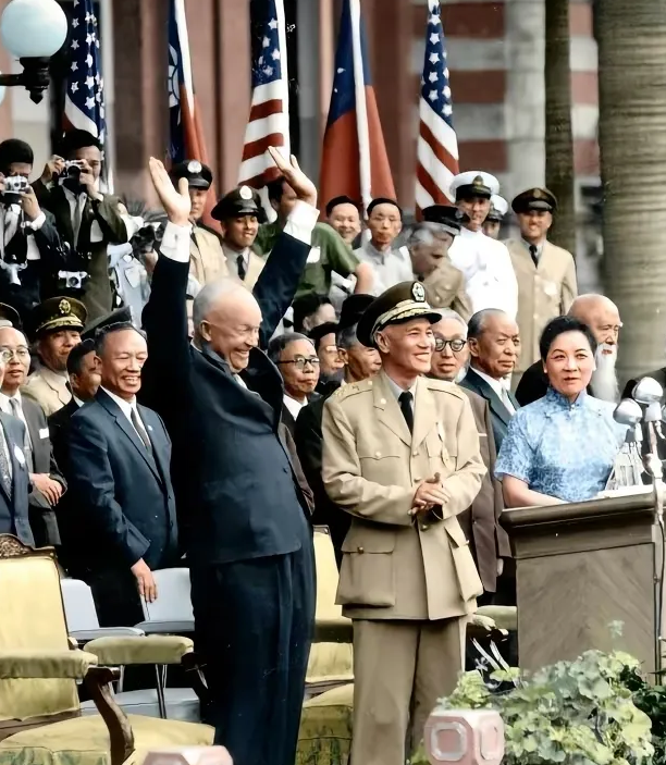 1960年6月，毛主席得知美国总统艾森豪威尔要窜访台湾的消息后，在最高国务会议上