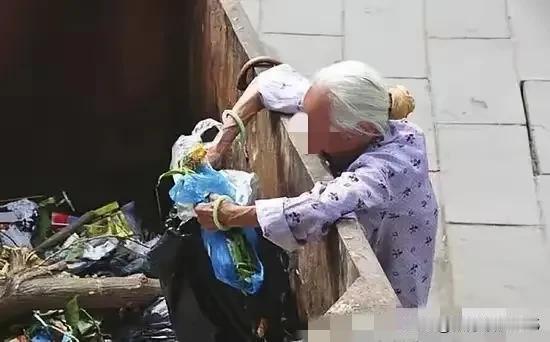 84岁老太太，私自翻动别人的三轮车被弄伤，向车主和小区索赔17万，法院最终判了。