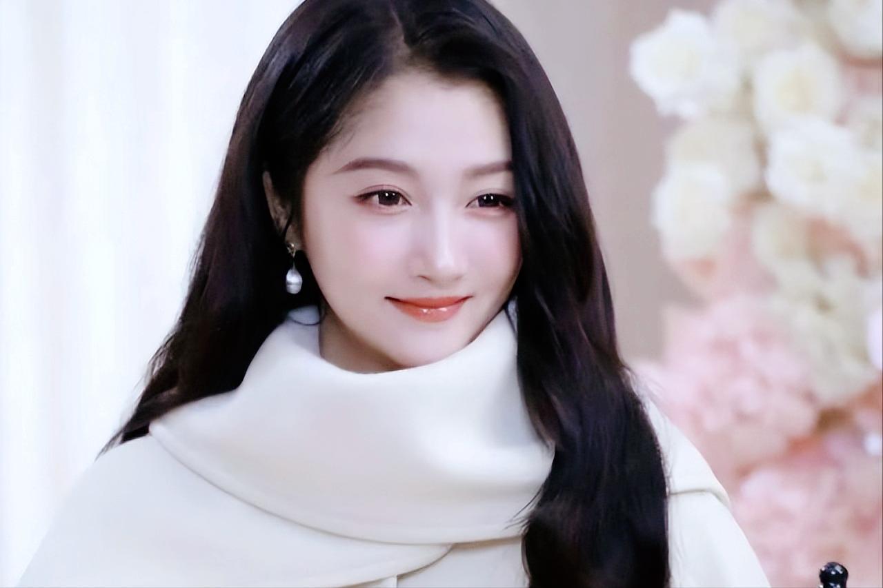 29岁关晓彤新剧遭刁难！女主被边缘化还被内涵，内娱潜规则太现实？真的替关晓彤