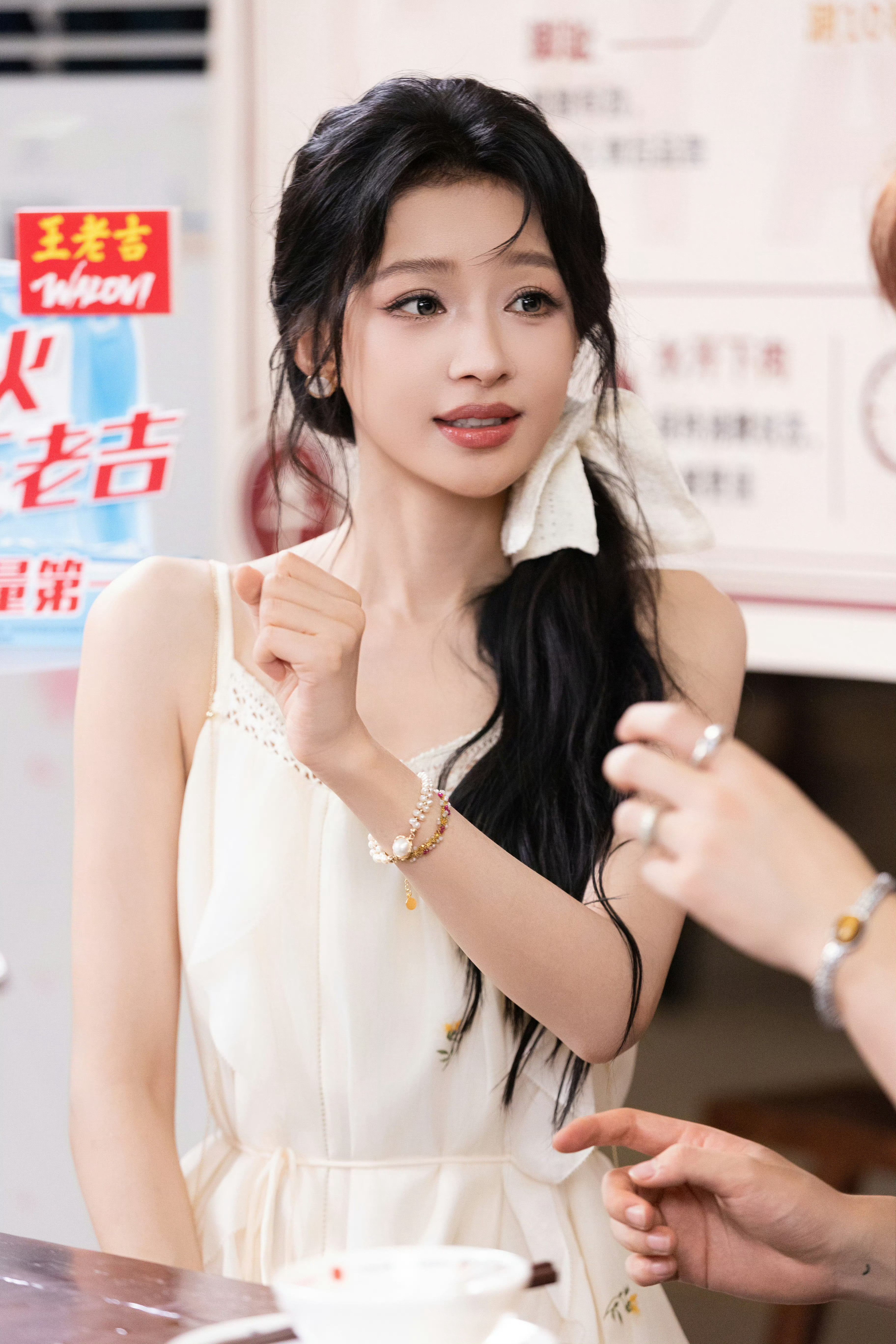 孙怡sy孙怡穿细高跟膝盖还能笔直步履款款，身姿舒展，自带温柔氛围感，每一帧都藏着