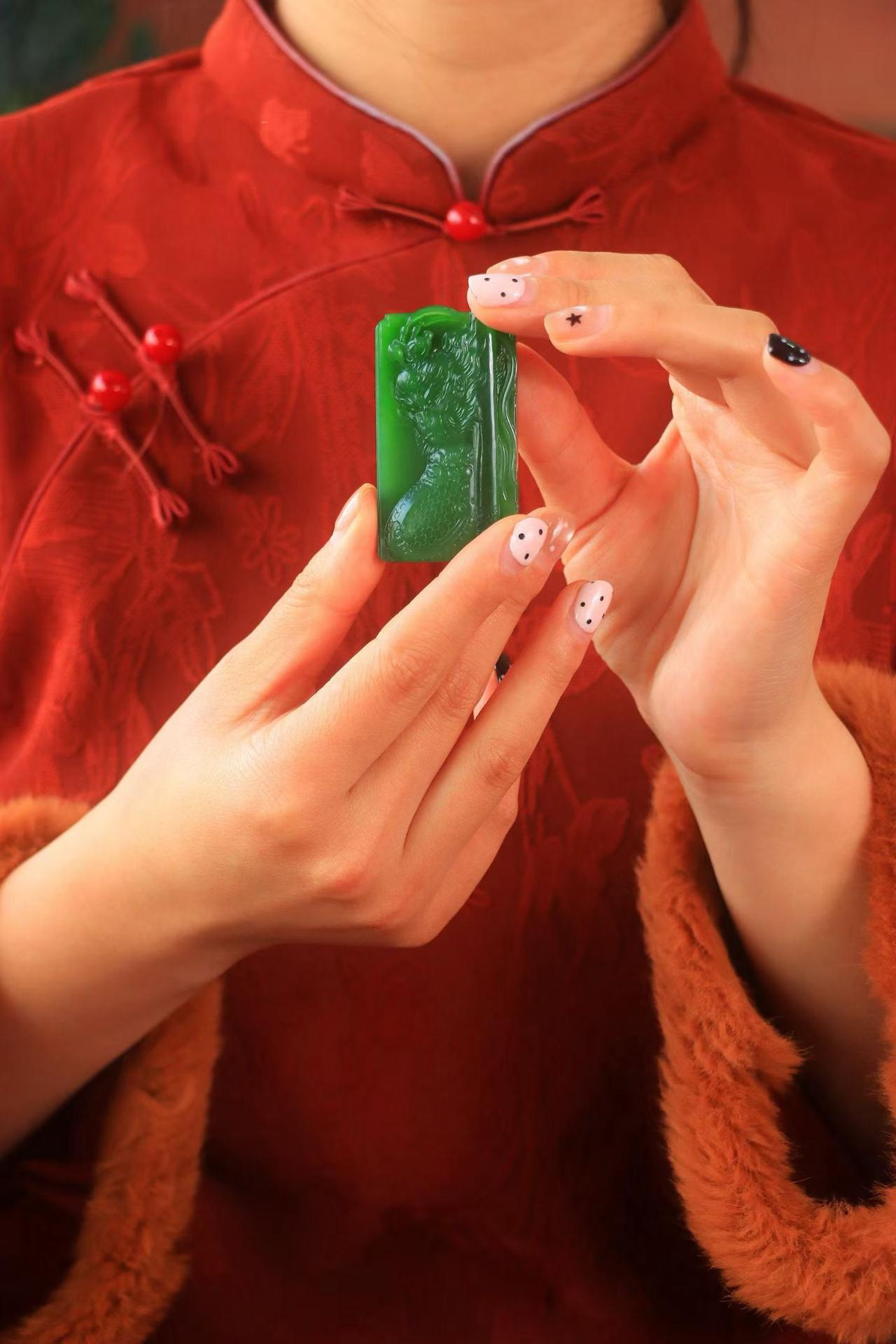 收藏【猫眼·洪福齐天】和田玉碧玉猫眼，玉质细腻，猫眼效果极佳，阳光下迎光闪动