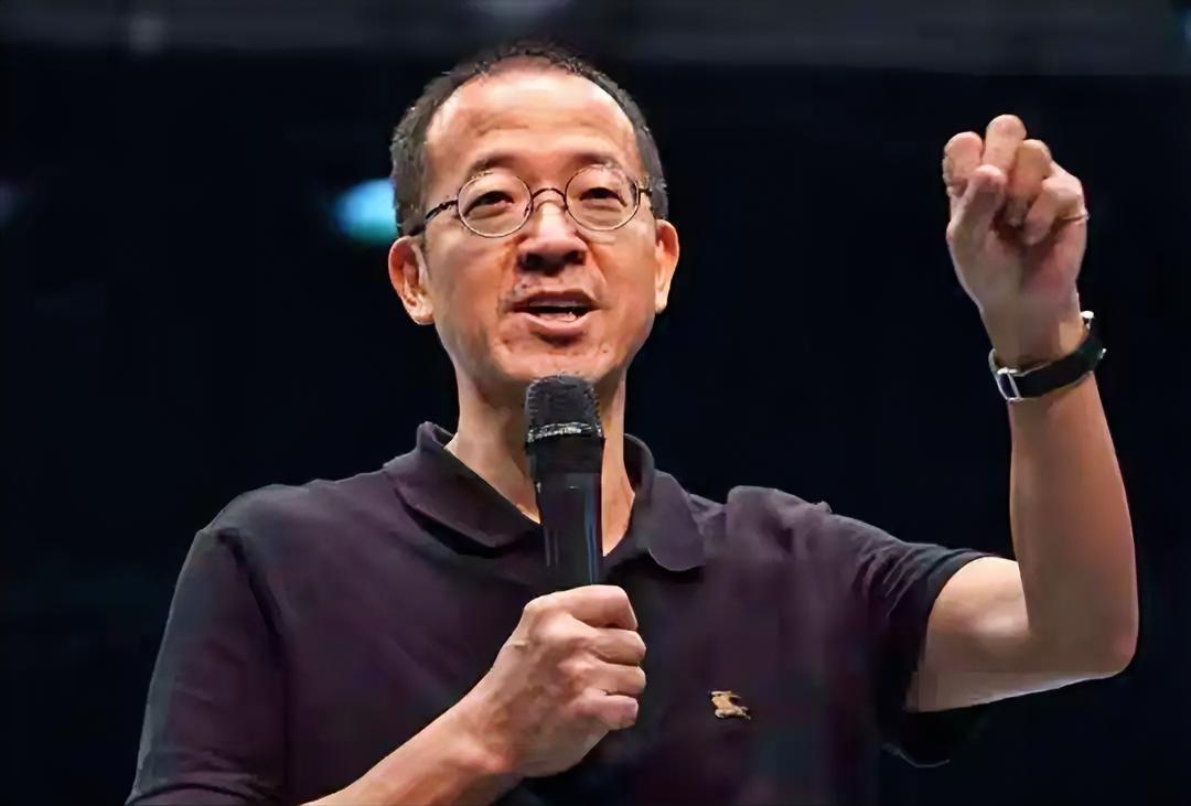 俞敏洪这次挨骂，真的一点都不冤。有人说，他是“在错误的时间、错误的地点，说了