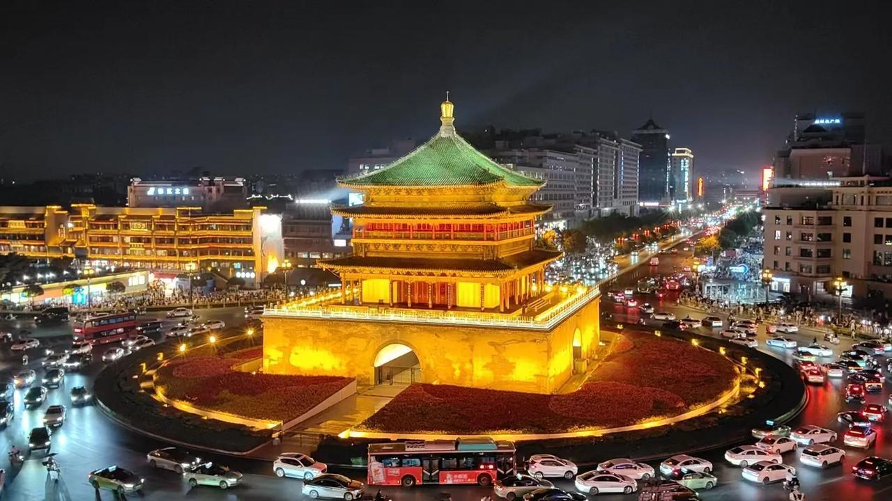 西安人的夜生活你相信吗？西安人的夜生活火到爆！当夜幕低垂，华灯初上，西安这座