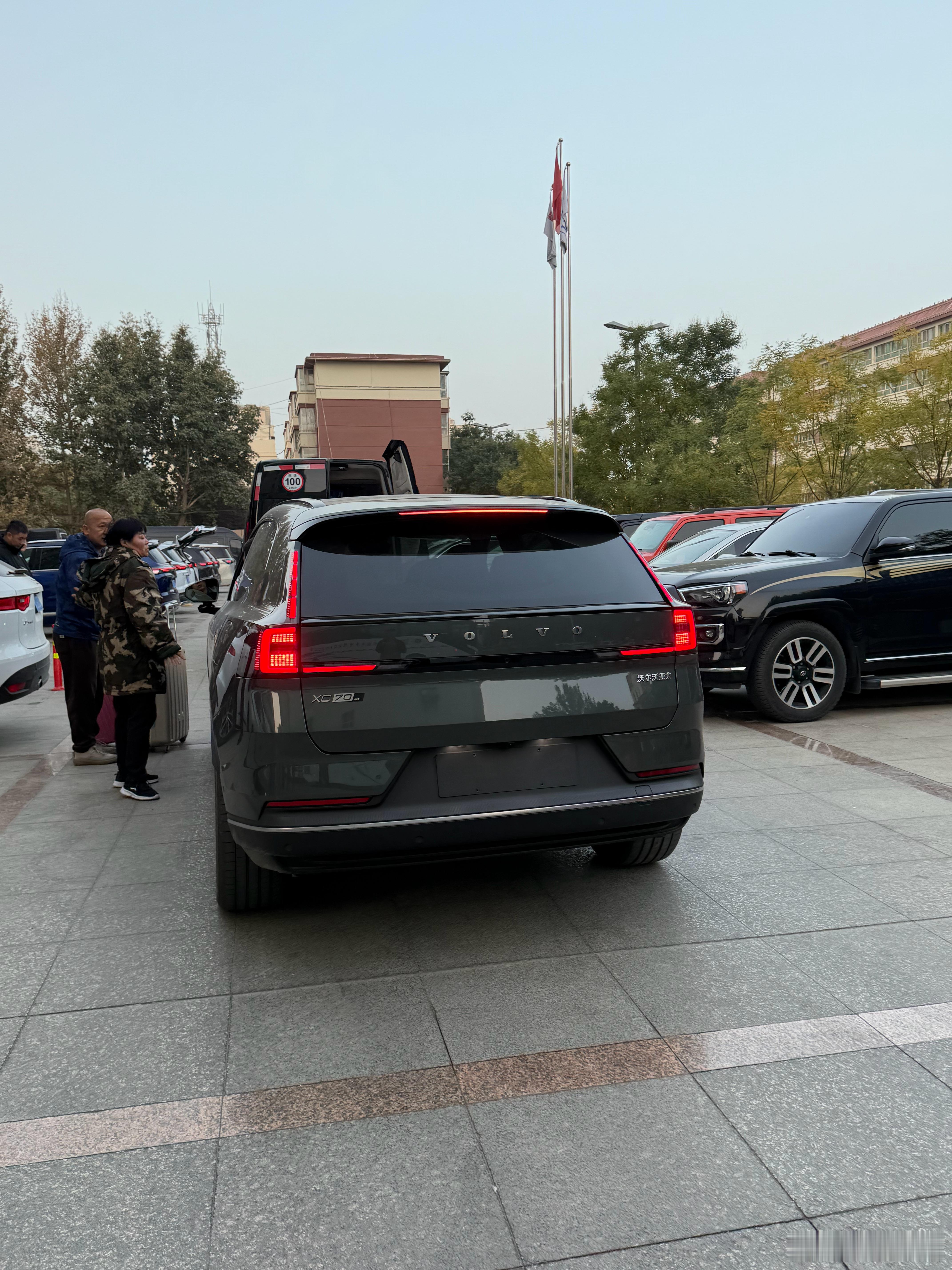 这可太稀了，偶遇沃尔沃XC70实车，比想象中要大不少沃尔沃​​​