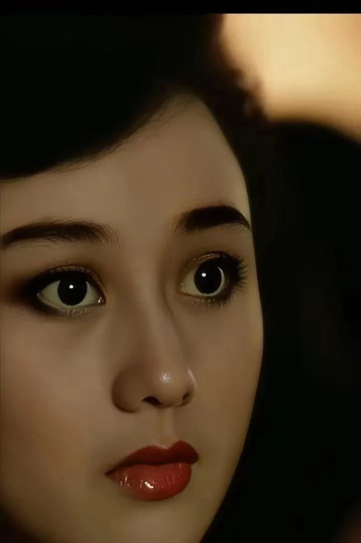 有时真的想不通，利智到底美在哪呢！能让李连杰这样的神魂颠倒。论长相，黄秋燕不输