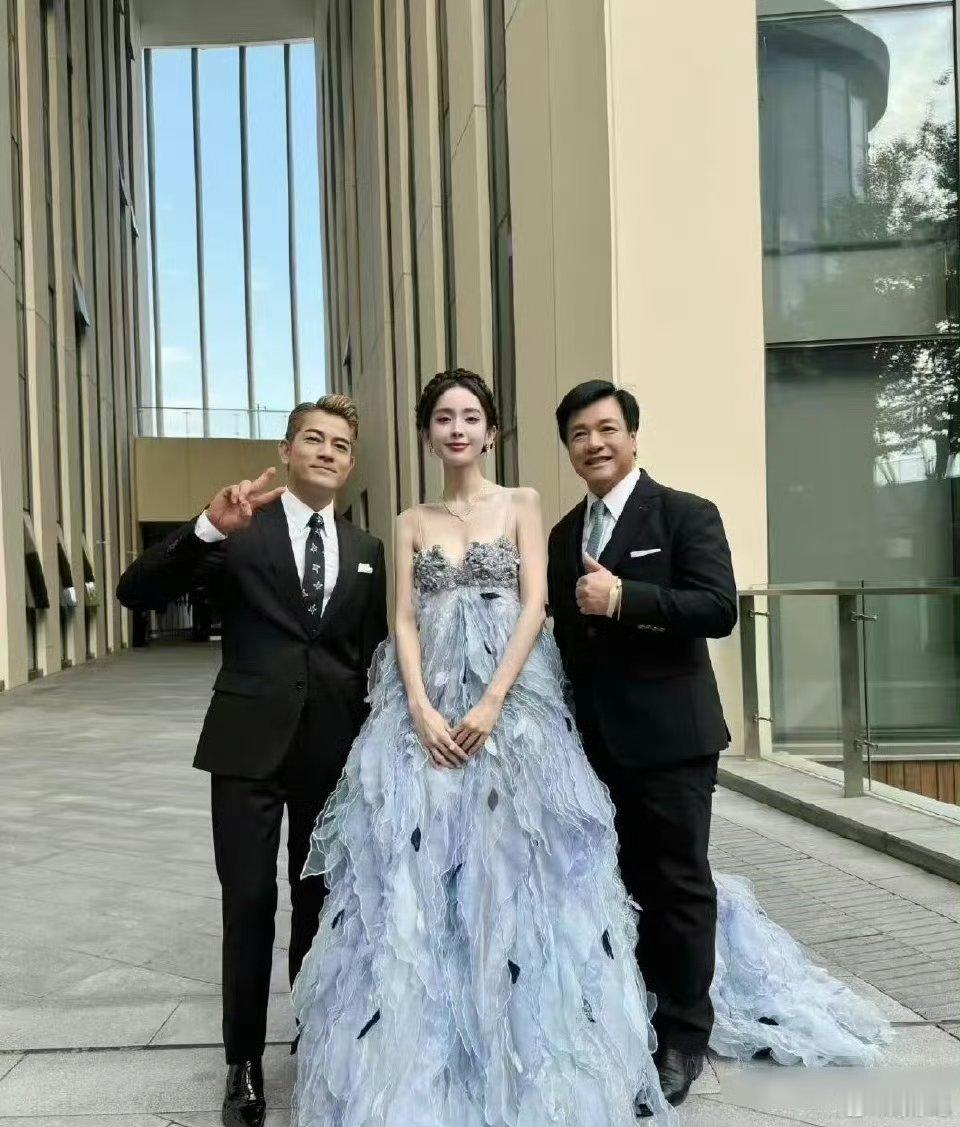 郭富城站在古力娜扎面前，还是蛮娇小的​​​​
