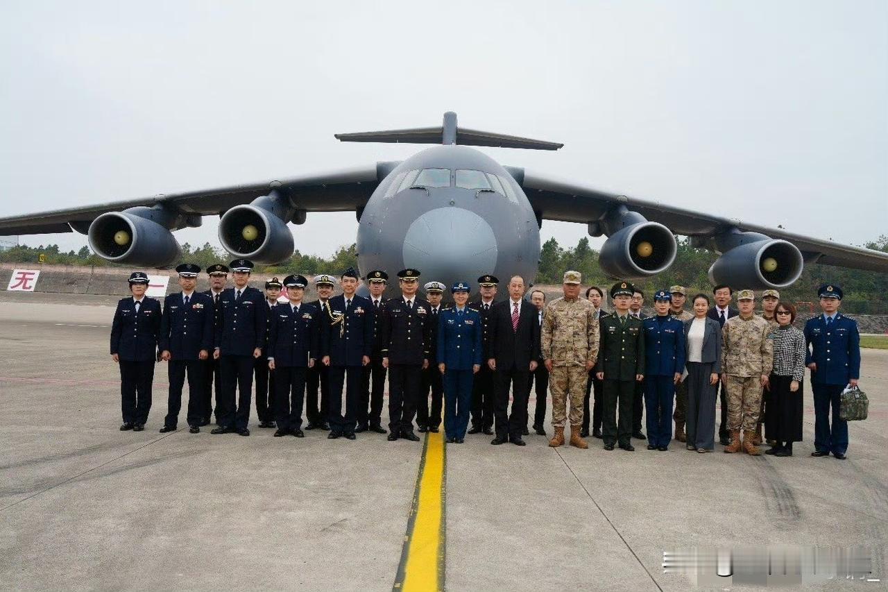 今年的小日子自卫队军官访华考察团，没想到居然近距离参观我们的运-20大型运输机，