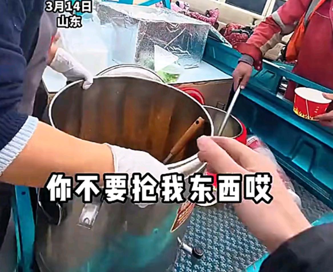 “这是我的地方谁敢上这卖”男子在工地外马路边卖盒饭，遭陌生女子驱赶，女子扬言这