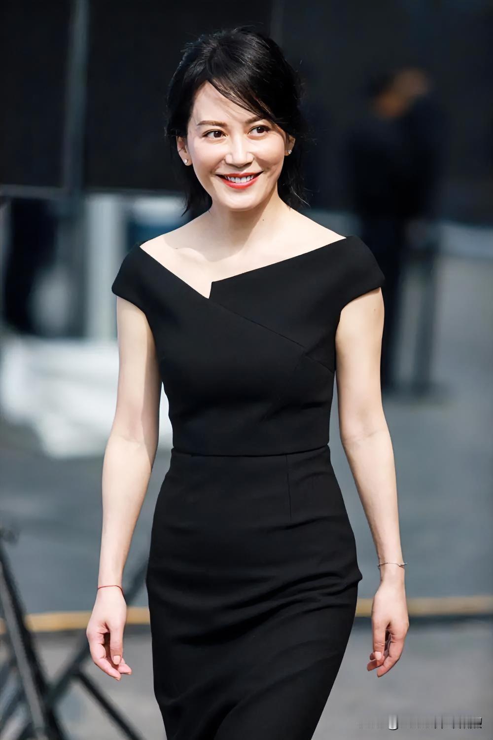 发现美黑裙勾勒优雅，浅笑盈盈，从容绽放芳华。