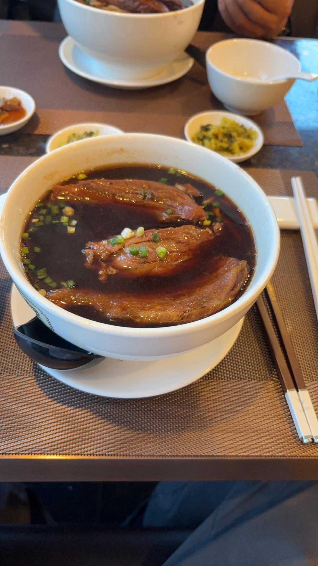 现在餐饮业有多么卷，你知道吗？我经常去吃的一家牛肉面馆，以前加面是要10块钱