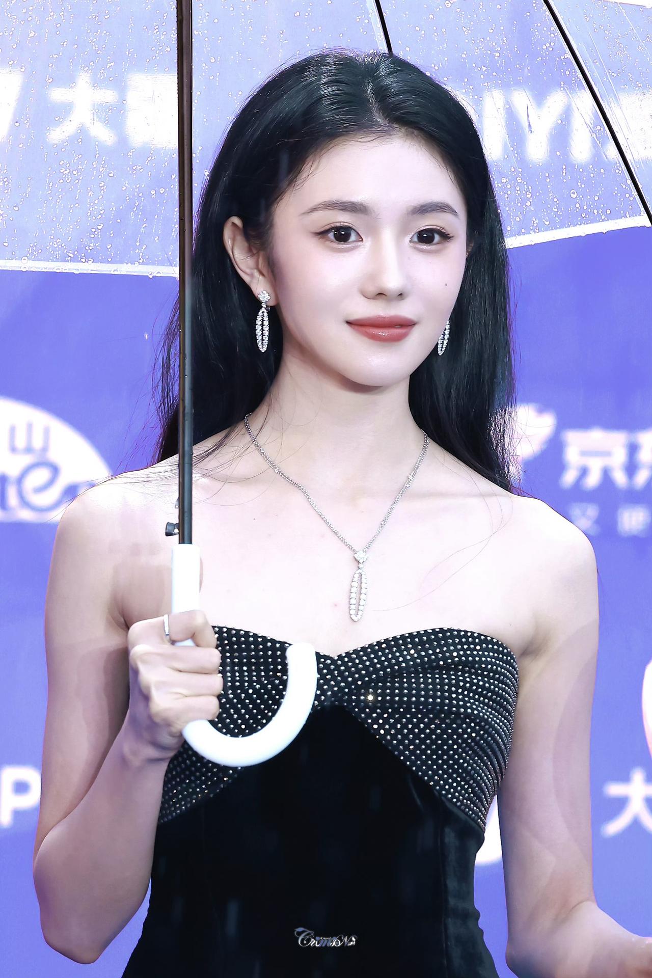 刘浩存雨中神图[爱心][爱心]