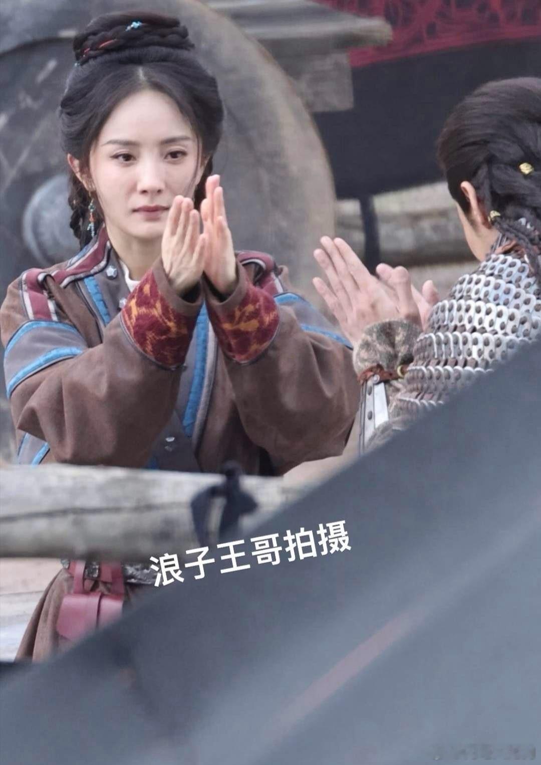 《江山大同》拍了那么多天，终于有男女主的同框路透出炉了。杨幂和刘学义之间的适配感