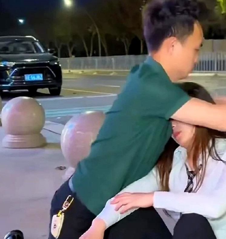 夫妻俩离婚的当晚，男子就后悔了，他跑去找前妻，看到前妻正坐在路边哭泣，包和鞋都扔