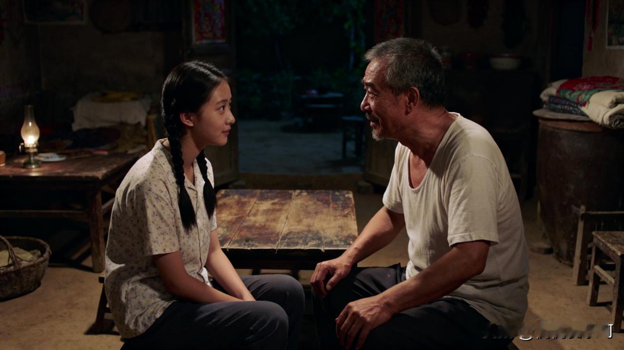 刚才看了一个父女俩的对话。女儿：爸，我老不上班，老不赚钱，是不是啃老呀？