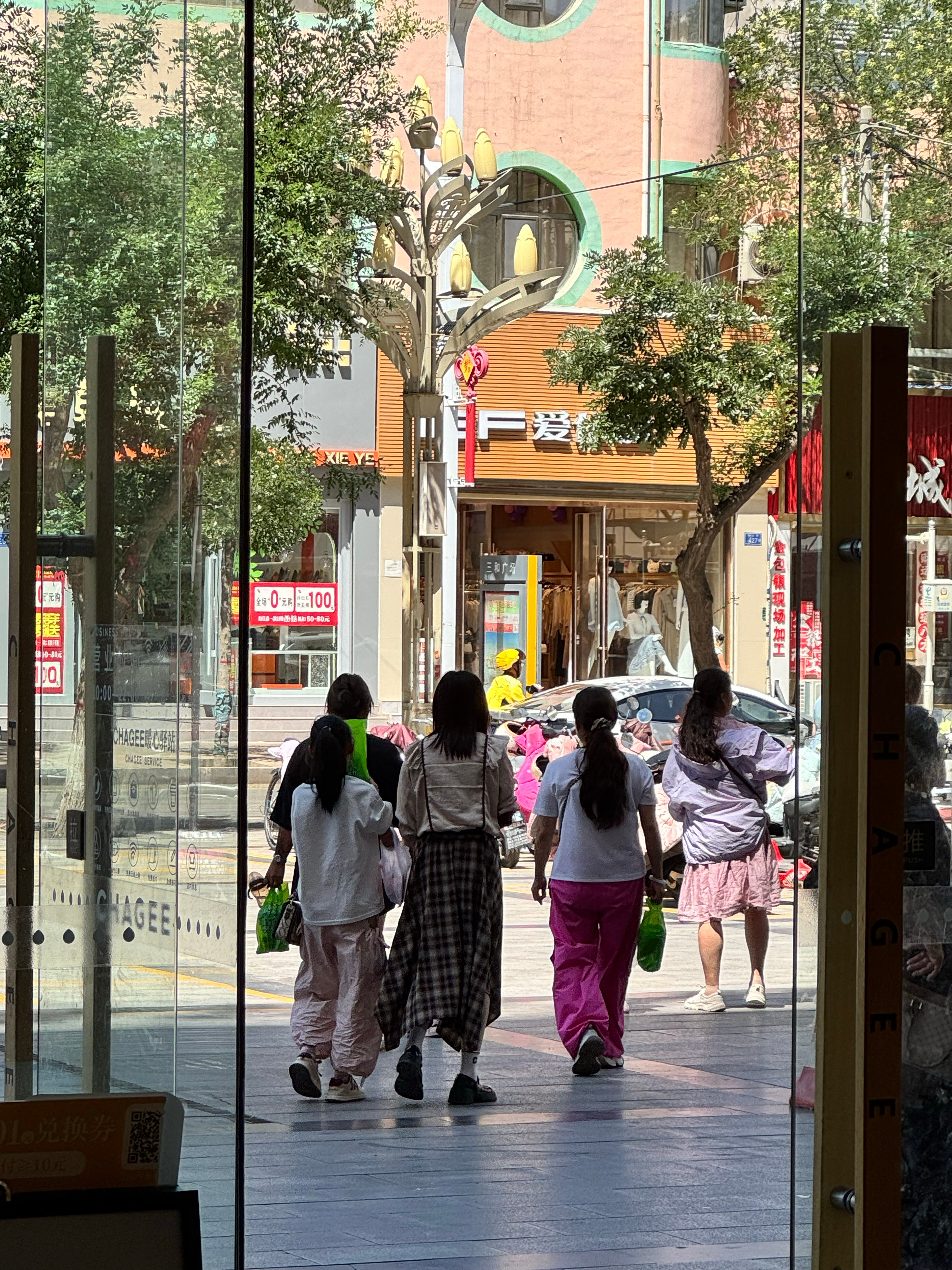 好贱这这位穿裙子的女人把垃圾扔我们门口的箱子里