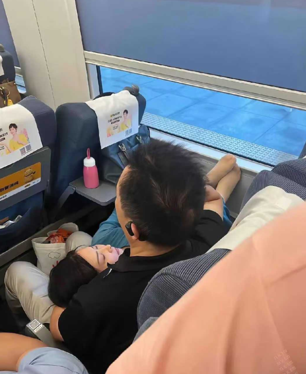 高铁上碰到这种怎么办？​​​