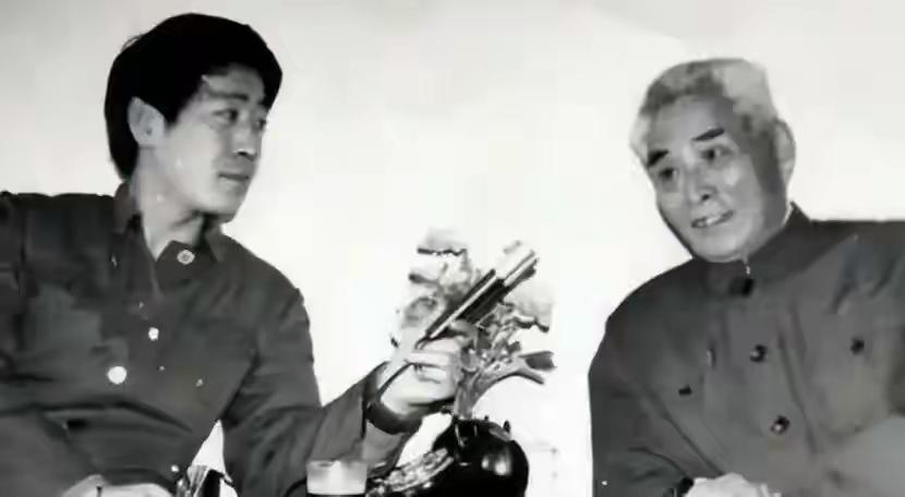 1980年，黄维得知庐山别墅充公，有微词，管理员：主席给孩子了？那年夏天，庐