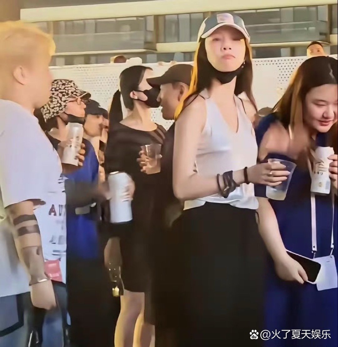 李嫣好爱姐姐窦靖童，为了平衡身高，每次同框都穿平底鞋​