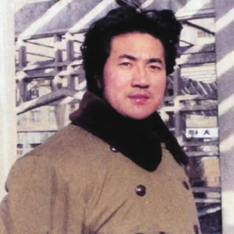 翻到张纪中80年代的老照片，完全打破了之前对他白发长须、江湖宗师感的固有印象。