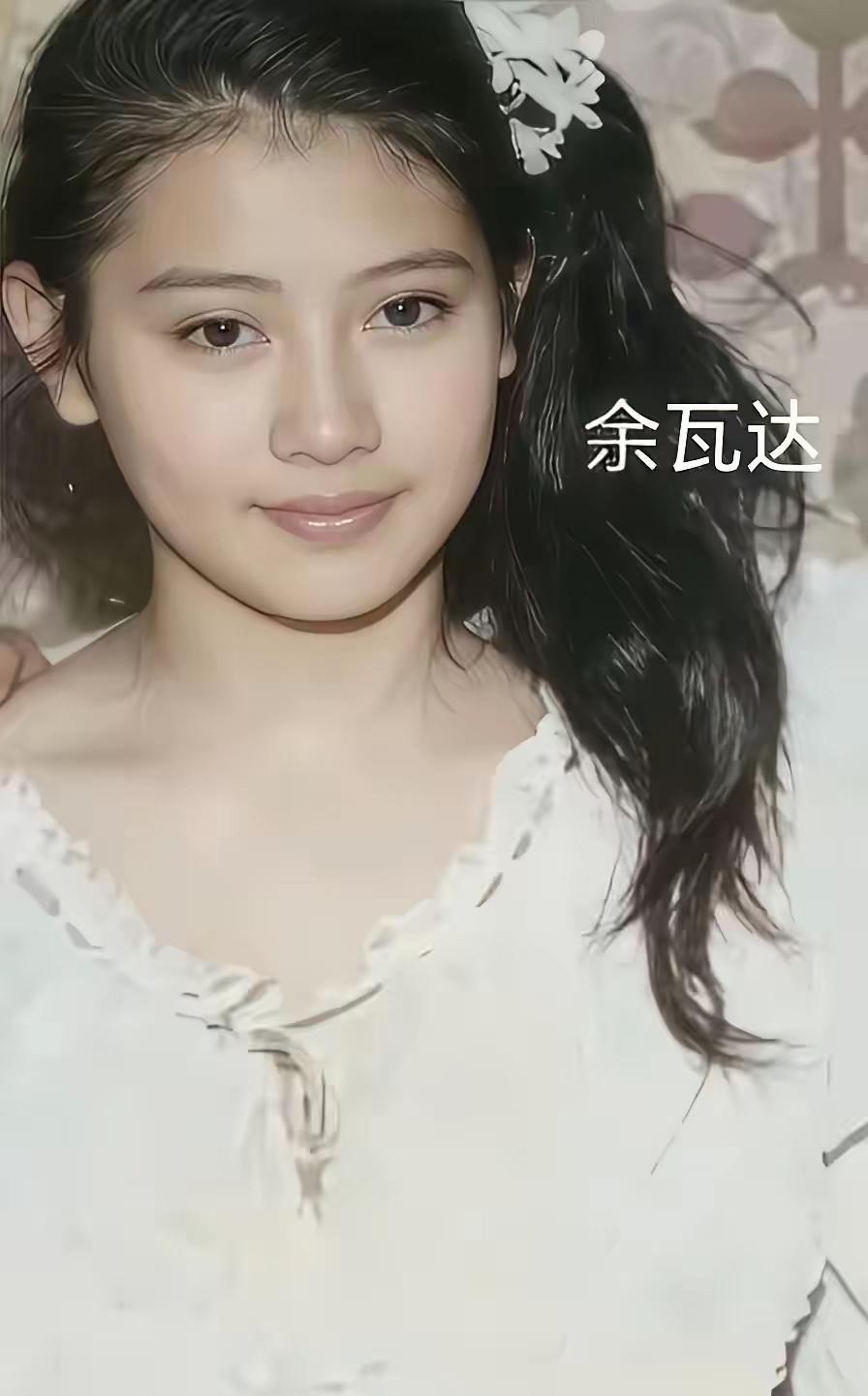这是泰国余瓦达王妃与西拉米王妃年轻时的对比照，都看看吧，她们母凭子贵，顺利嫁给了